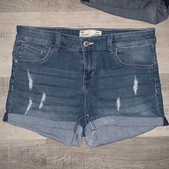 Three Pairs of Ardene Shorts (Size 5) - Picture 2 of 8